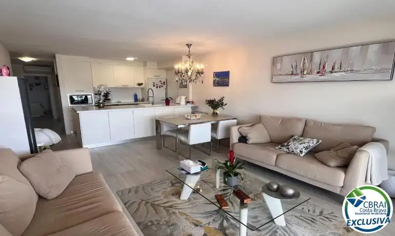 Sala d'estar de Apartament en venda en Empuriabrava amb Aire condicionat, Calefacció i Moblat