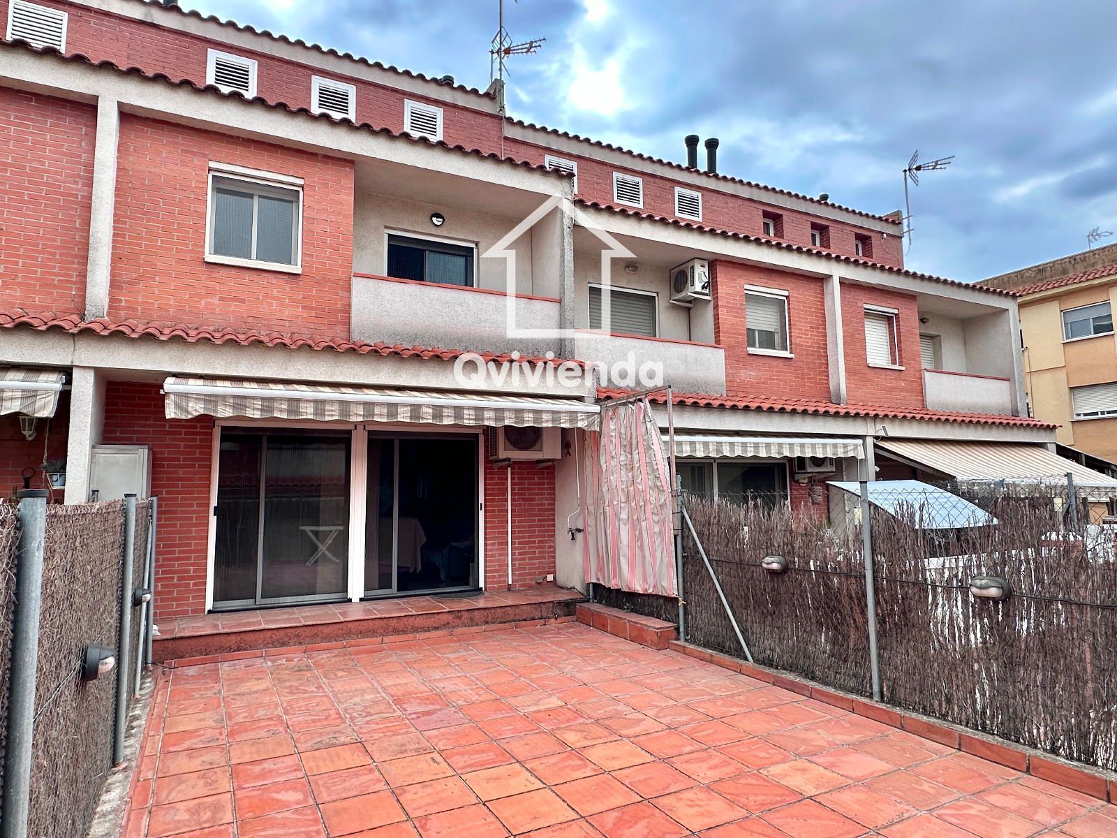Jardí de Casa adosada en venda en Parets del Vallès amb Aire condicionat, Calefacció i Terrassa