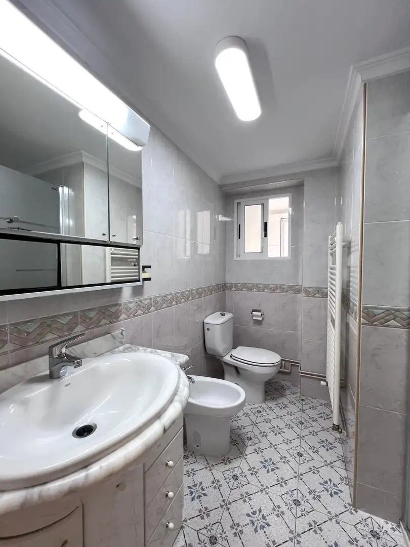 Badezimmer von Wohnung zum Verkauf in Alcoy / Alcoi mit Klimaanlage, Heizung und Terrasse