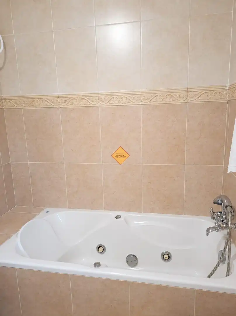 Bany de Casa o xalet en venda en Paterna amb Aire condicionat, Calefacció i Jardí privat