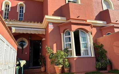 Vista exterior de Casa adosada en venda en Chiclana de la Frontera amb Aire condicionat, Terrassa i Balcó