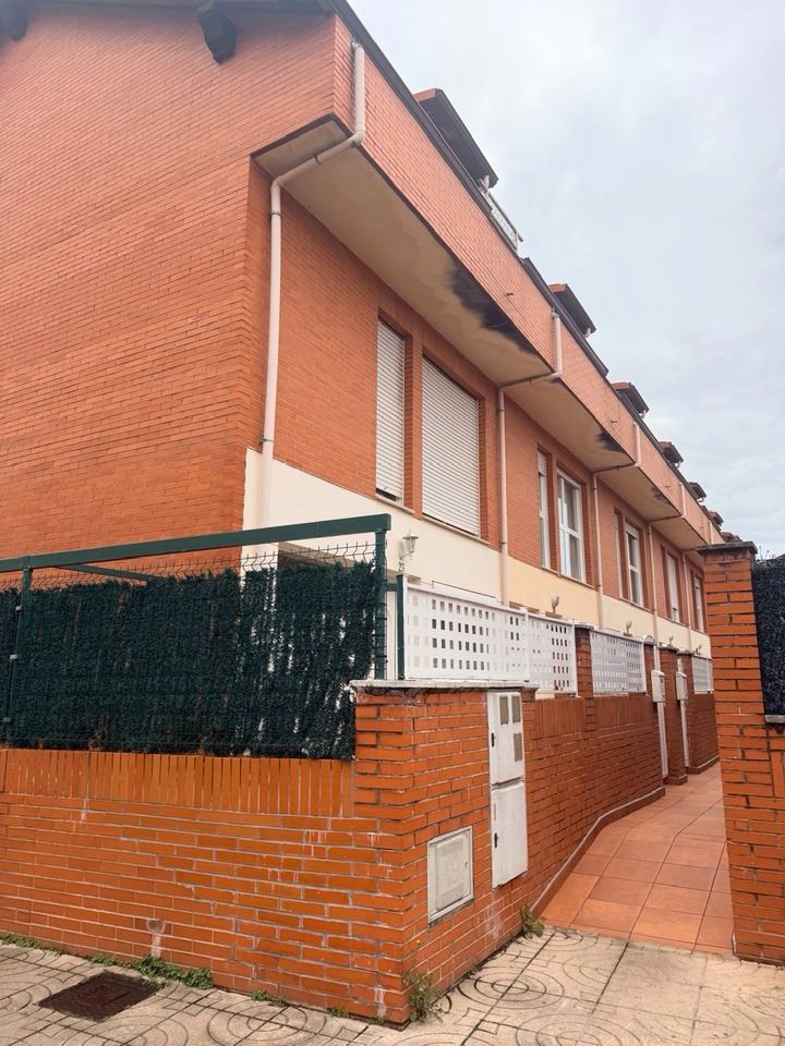Vista exterior de Casa adosada en venda en Torrelavega  amb Calefacció, Parquet i Terrassa