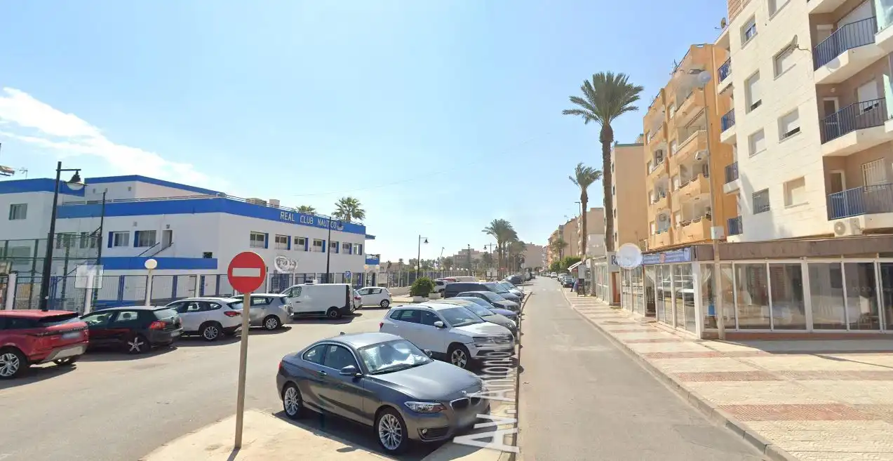 Vista exterior de Local de lloguer en Roquetas de Mar amb Aire condicionat, Calefacció i Terrassa