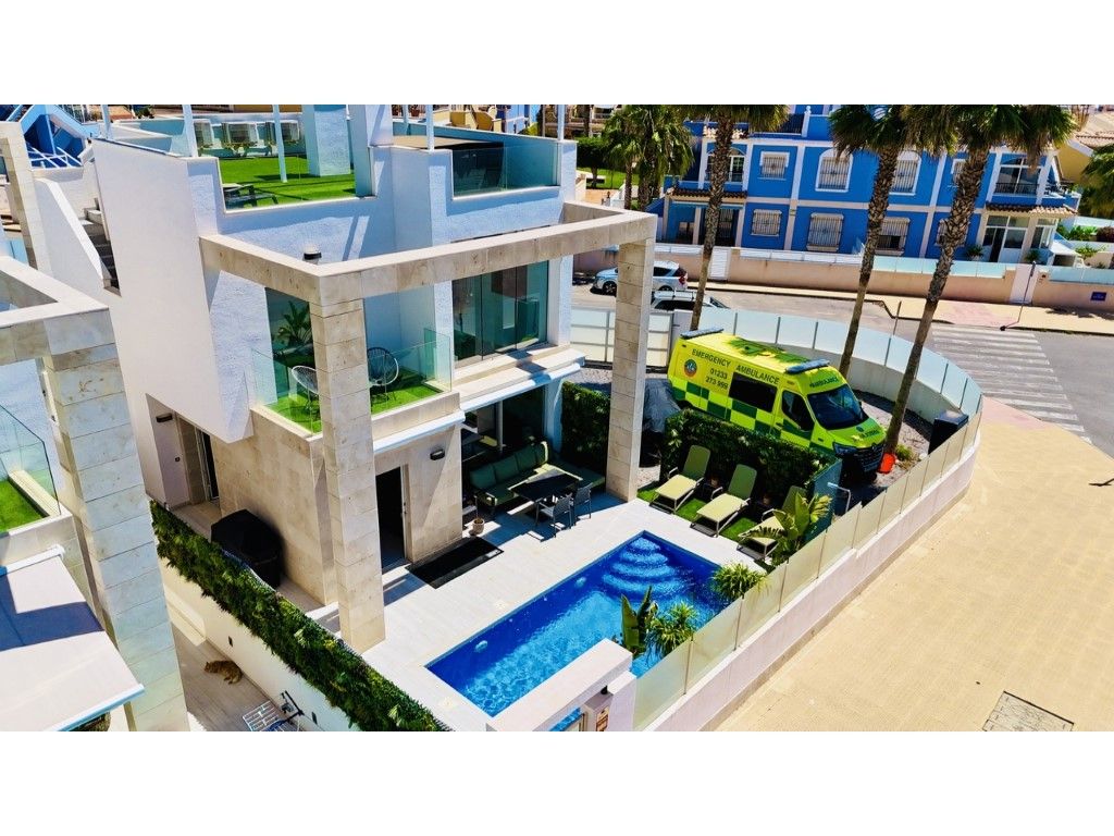 Vista exterior de Casa o xalet en venda en Orihuela amb Aire condicionat, Piscina i Moblat