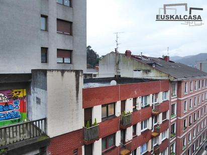 Vista exterior de Pis en venda en Bilbao  amb Calefacció i Balcó