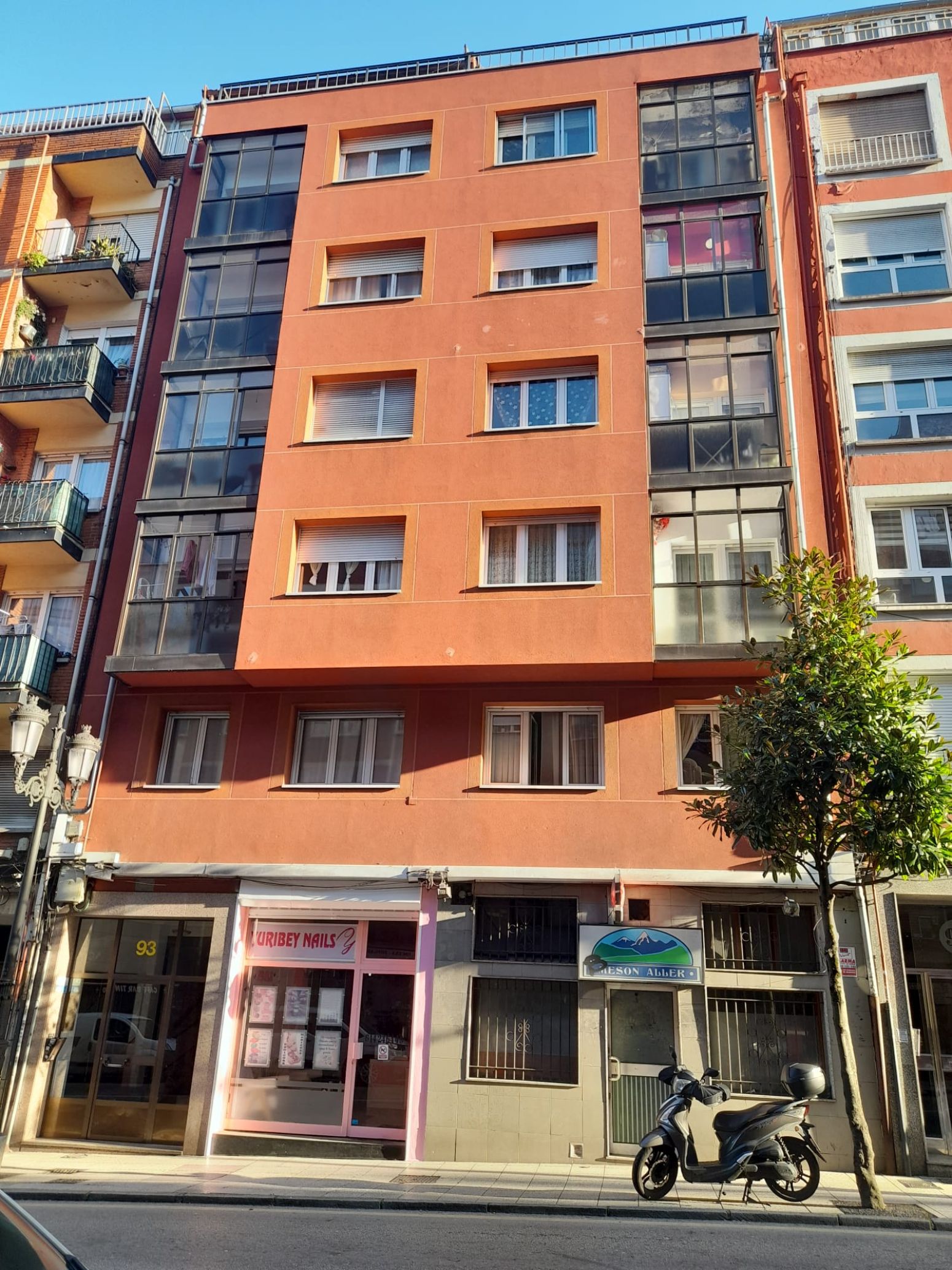 Vista exterior de Piso en venta en Oviedo  con Calefacción y Trastero