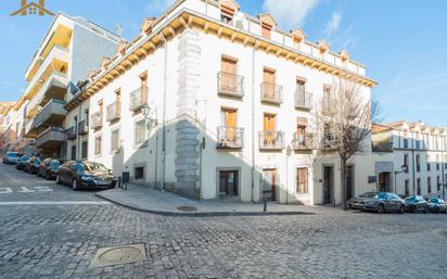 Außenansicht von Wohnung zum verkauf in San Lorenzo de El Escorial mit Parkett, Abstellraum und Ofen