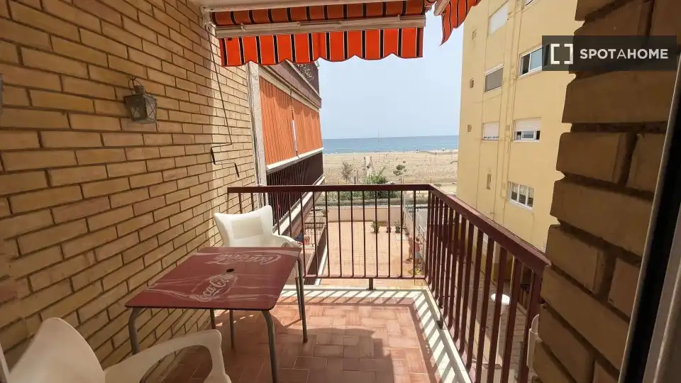 Terrassa de Pis per a compartir en Canet de Mar amb Aire condicionat, Calefacció i Moblat