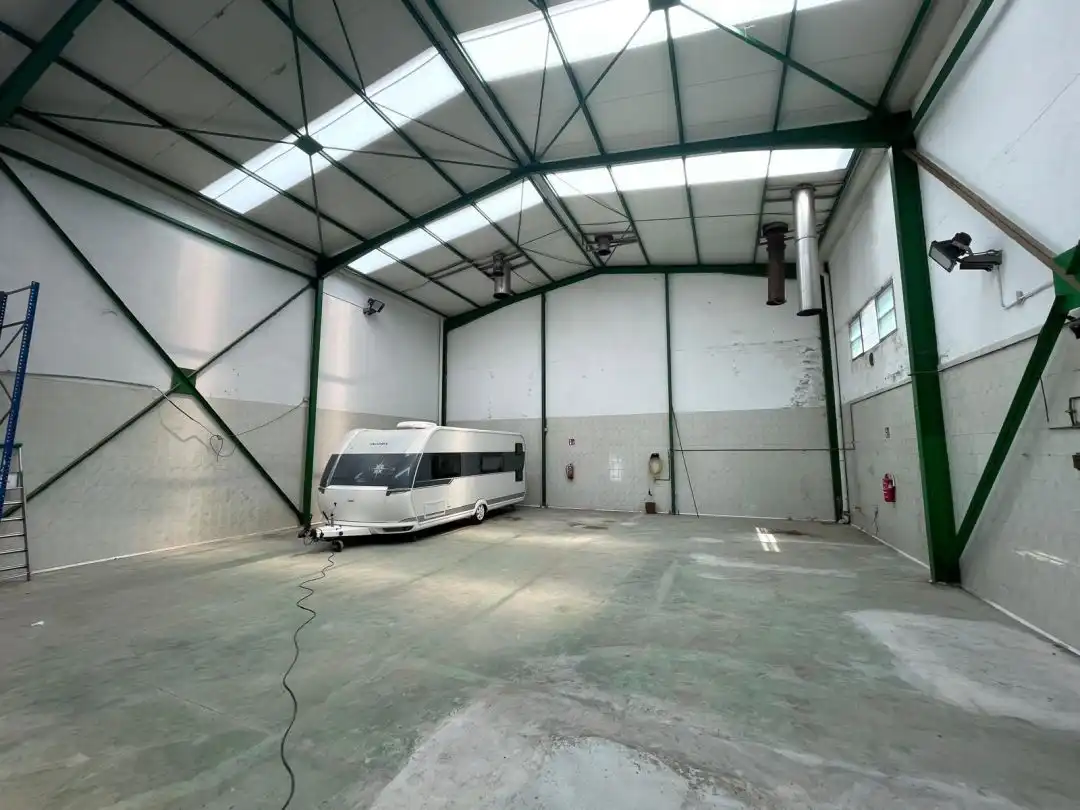Parkplatz von Fabrikhallen zur Miete in Usurbil