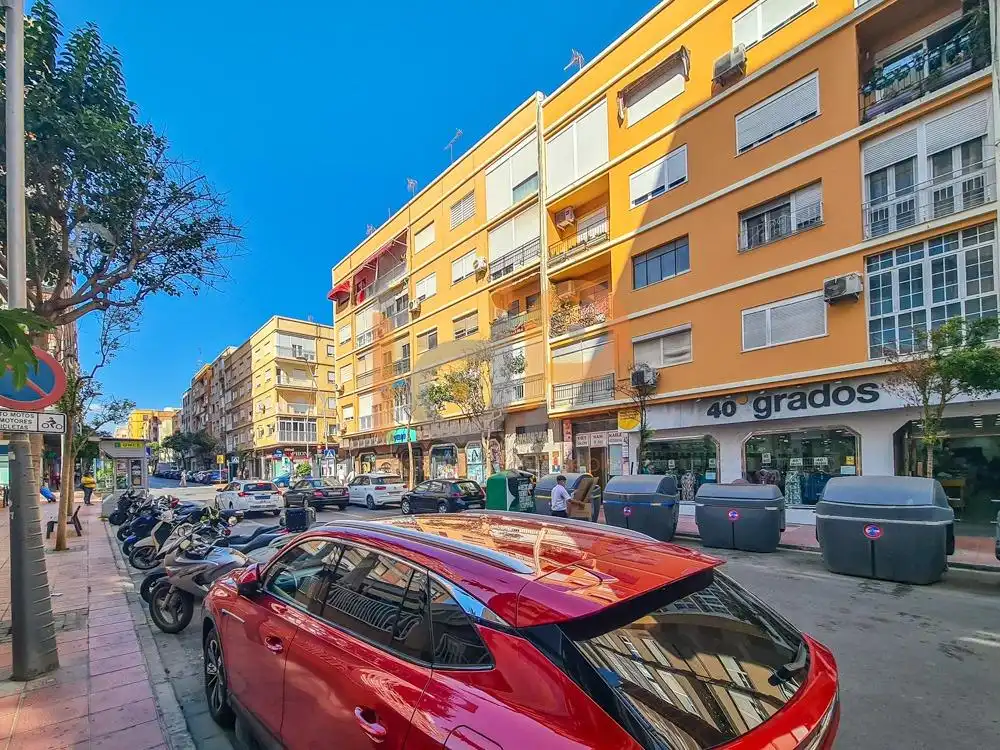 Vista exterior de Pis en venda en Almería amb Balcó