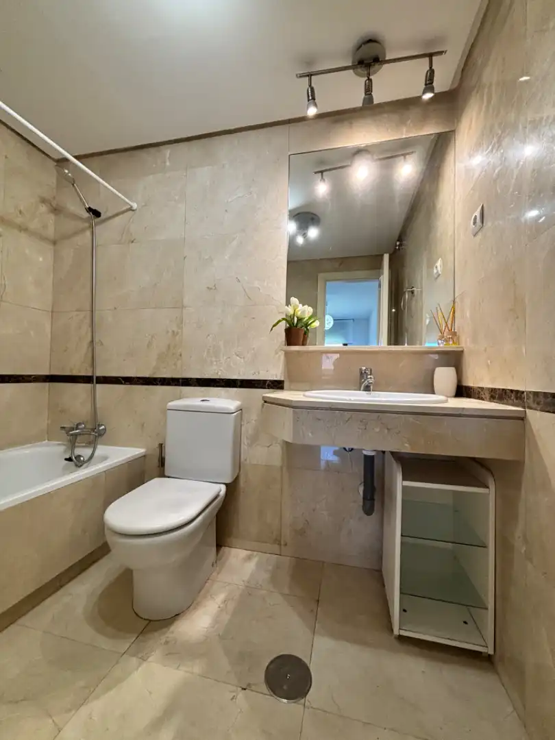 Badezimmer von Wohnung zum Verkauf in Majadahonda mit Klimaanlage, Heizung und Privatgarten