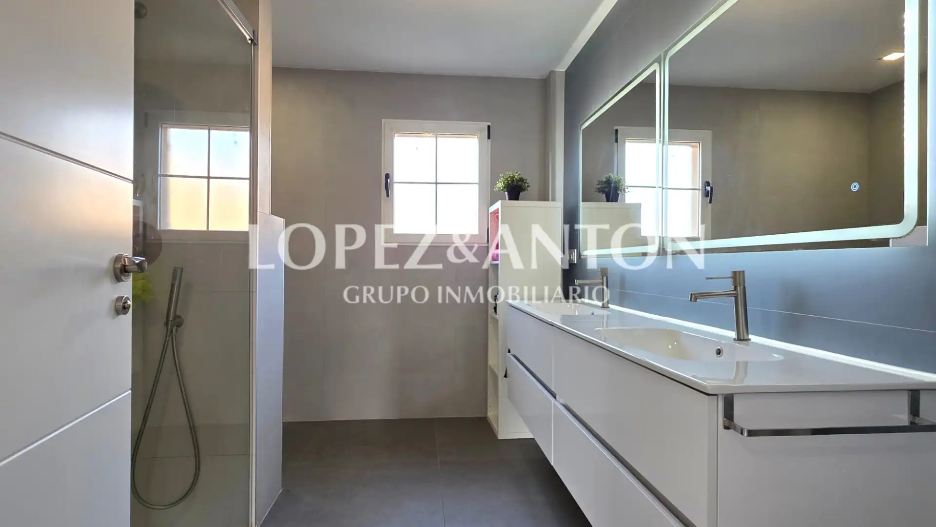 Badezimmer von Haus oder Chalet zum Verkauf in L'Eliana mit Klimaanlage, Heizung und Privatgarten