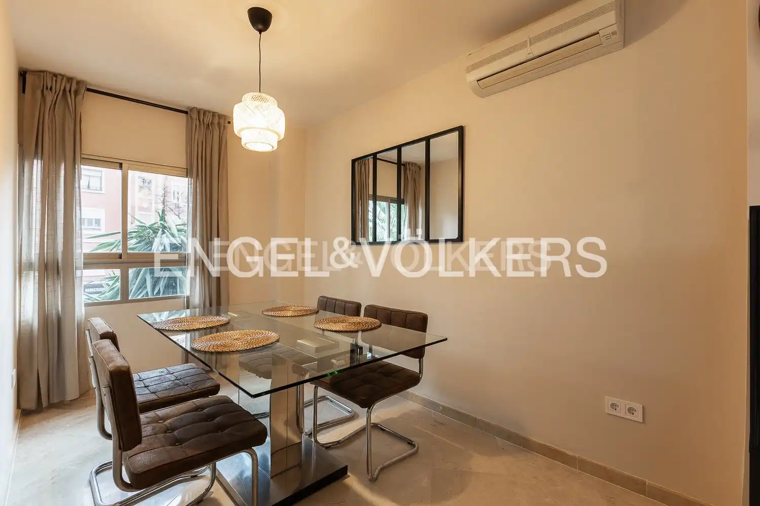 Menjador de Apartament de lloguer en Valencia amb Aire condicionat, Calefacció i Moblat