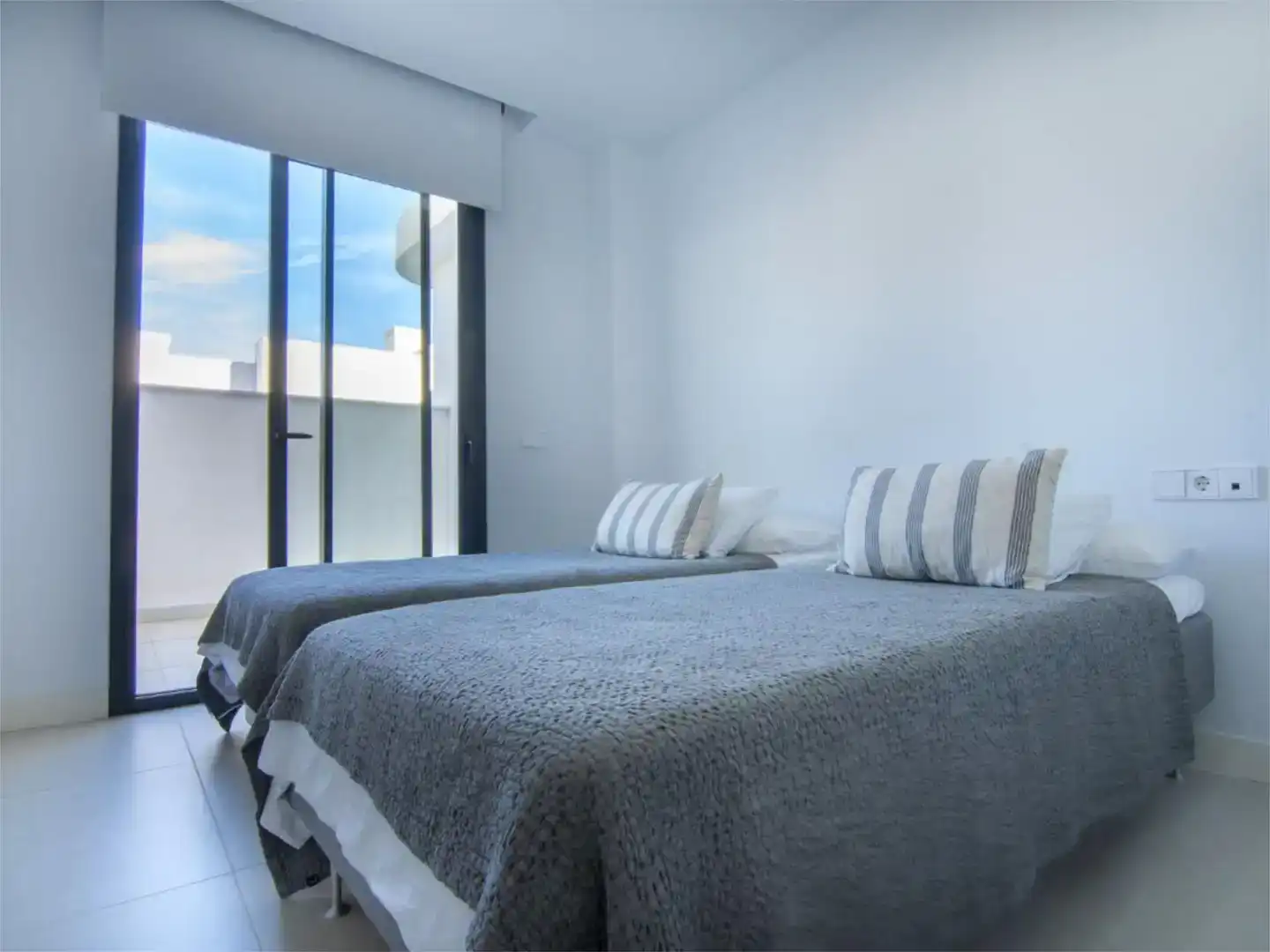 Schlafzimmer von Erdgeschoss zum Verkauf in Fuengirola mit Klimaanlage und Schwimmbad