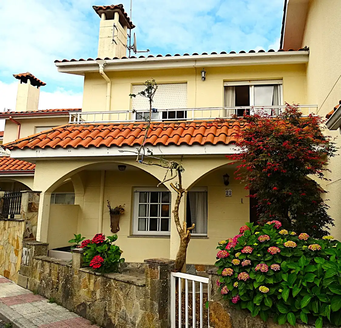 Vista exterior de Casa adosada en venta en Miño con Jardín privado, Parquet y Terraza