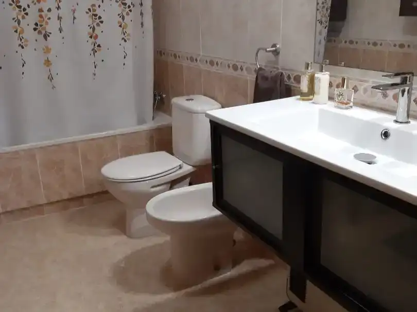 Badezimmer von Wohnung zur Miete in Torrent mit Klimaanlage