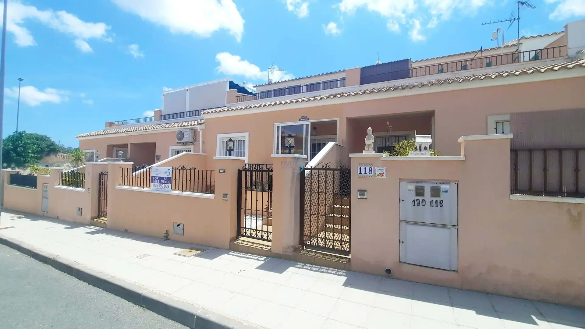 Vista exterior de Casa adosada en venta en Pilar de la Horadada con Terraza