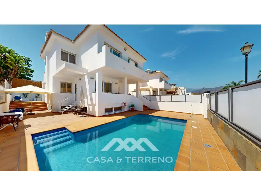 Vista exterior de Casa o xalet en venda en Vélez-Málaga amb Aire condicionat, Jardí privat i Terrassa