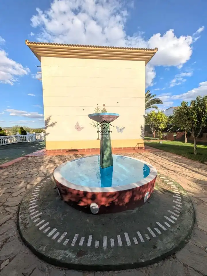 Vista exterior de Casa o xalet en venda en Cáceres amb Aire condicionat, Jardí privat i Piscina