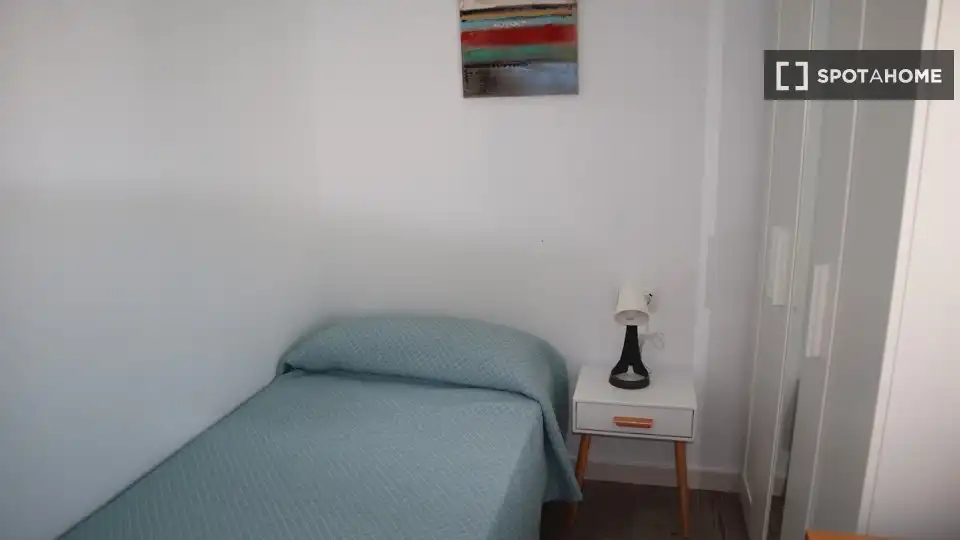 Bedroom of Flat for rent in Sevilla  with Air Conditioner, Heating and Furnished