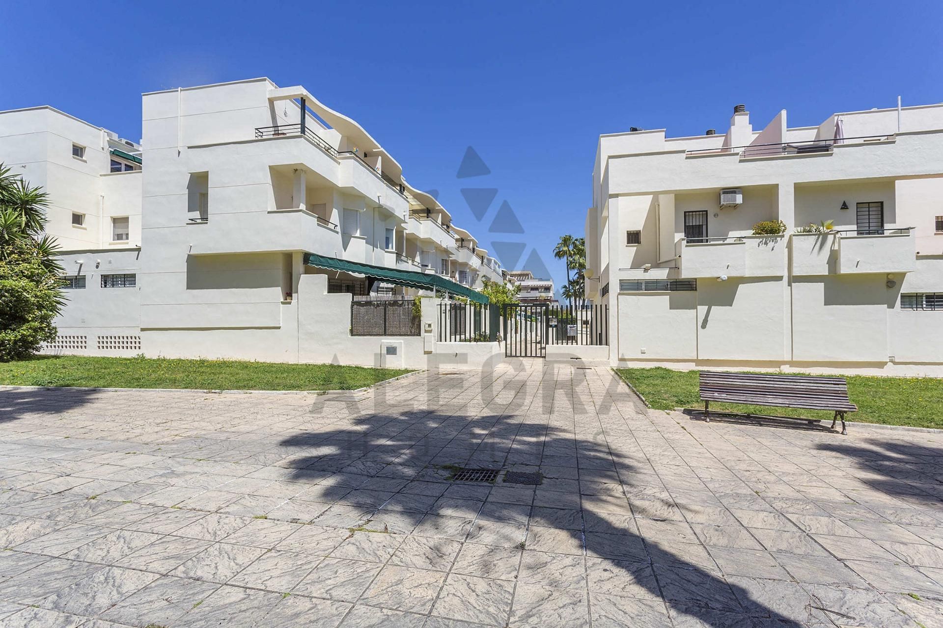 Vista exterior de Casa adosada en venda en Jerez de la Frontera amb Aire condicionat i Piscina comunitària