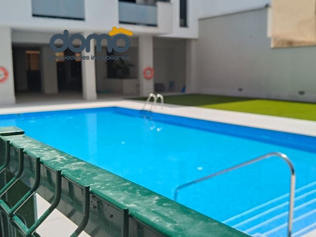 Piscina de Pis en venda en  Almería Capital amb Aire condicionat, Parquet i Terrassa
