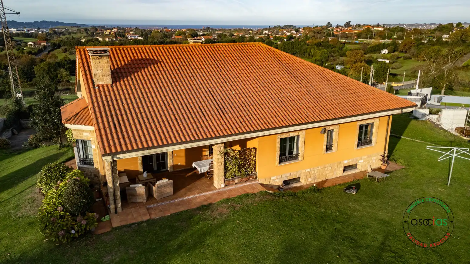 Vista exterior de Casa o xalet en venda en Gijón  amb Calefacció, Parquet i Terrassa