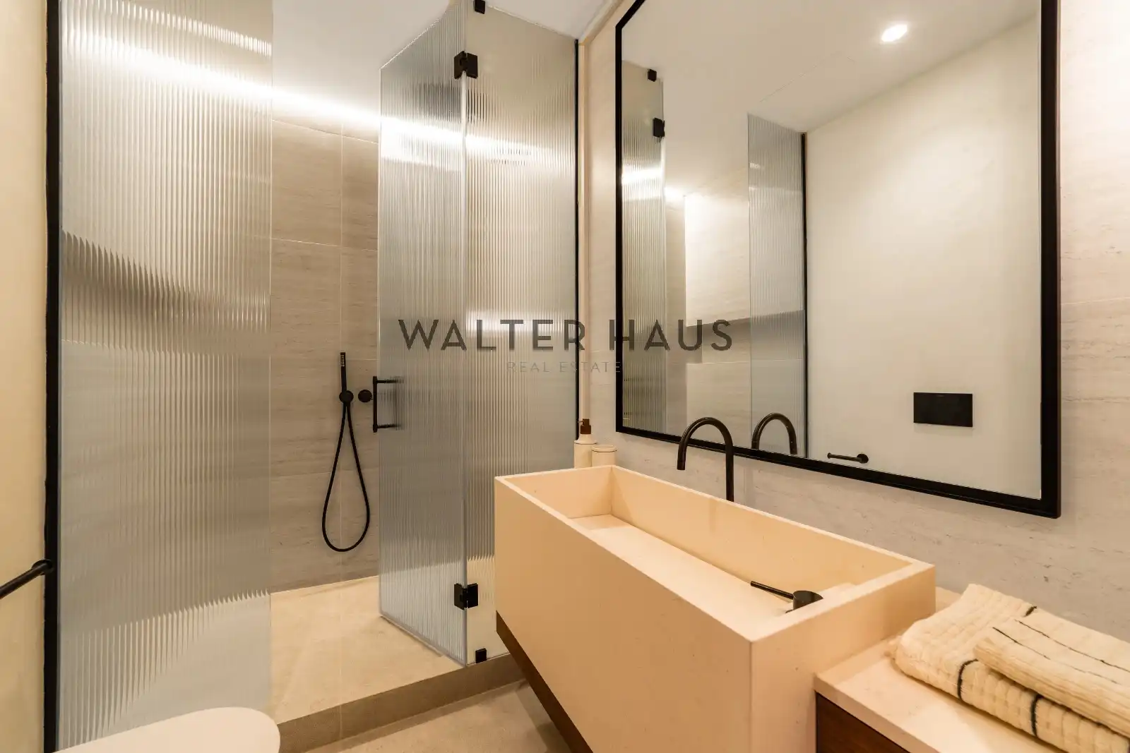 Bathroom of Flat for sale in Madrid  with Air Conditioner, Heating and Oven