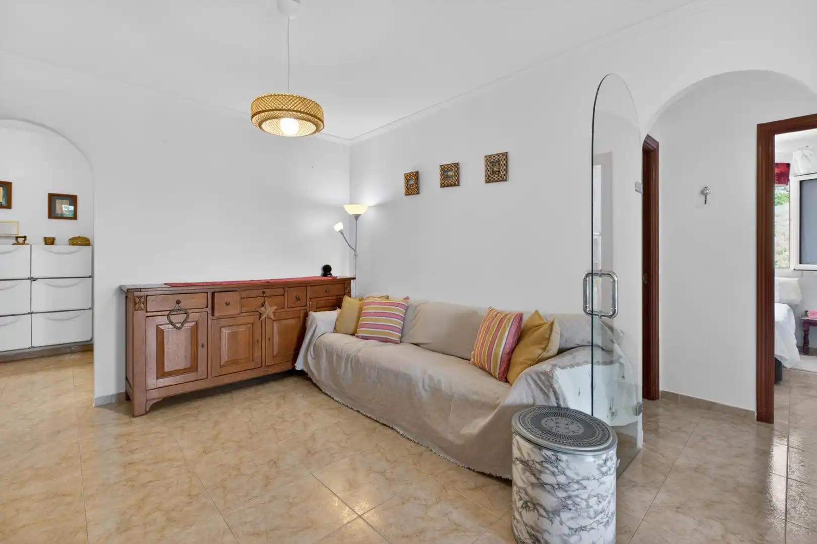 Wohnzimmer von Wohnung zum Verkauf in Benalmádena mit Klimaanlage, Privatgarten und Abstellraum