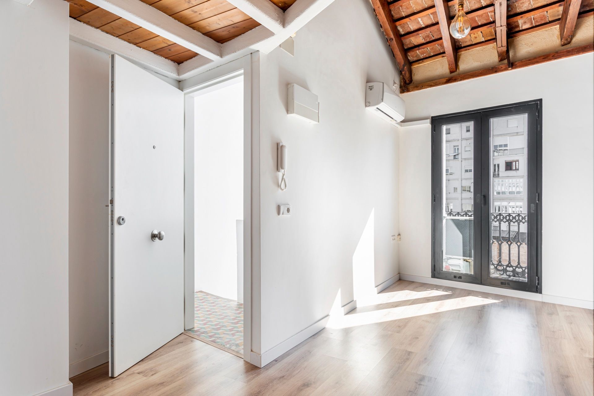 Flat for sale in  Valencia Capital  with Air Conditioner, Heating and Balcony