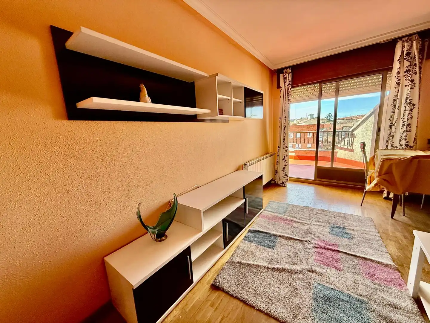 Sala de estar de Ático en venta en La Bañeza  con Calefacción, Parquet y Terraza