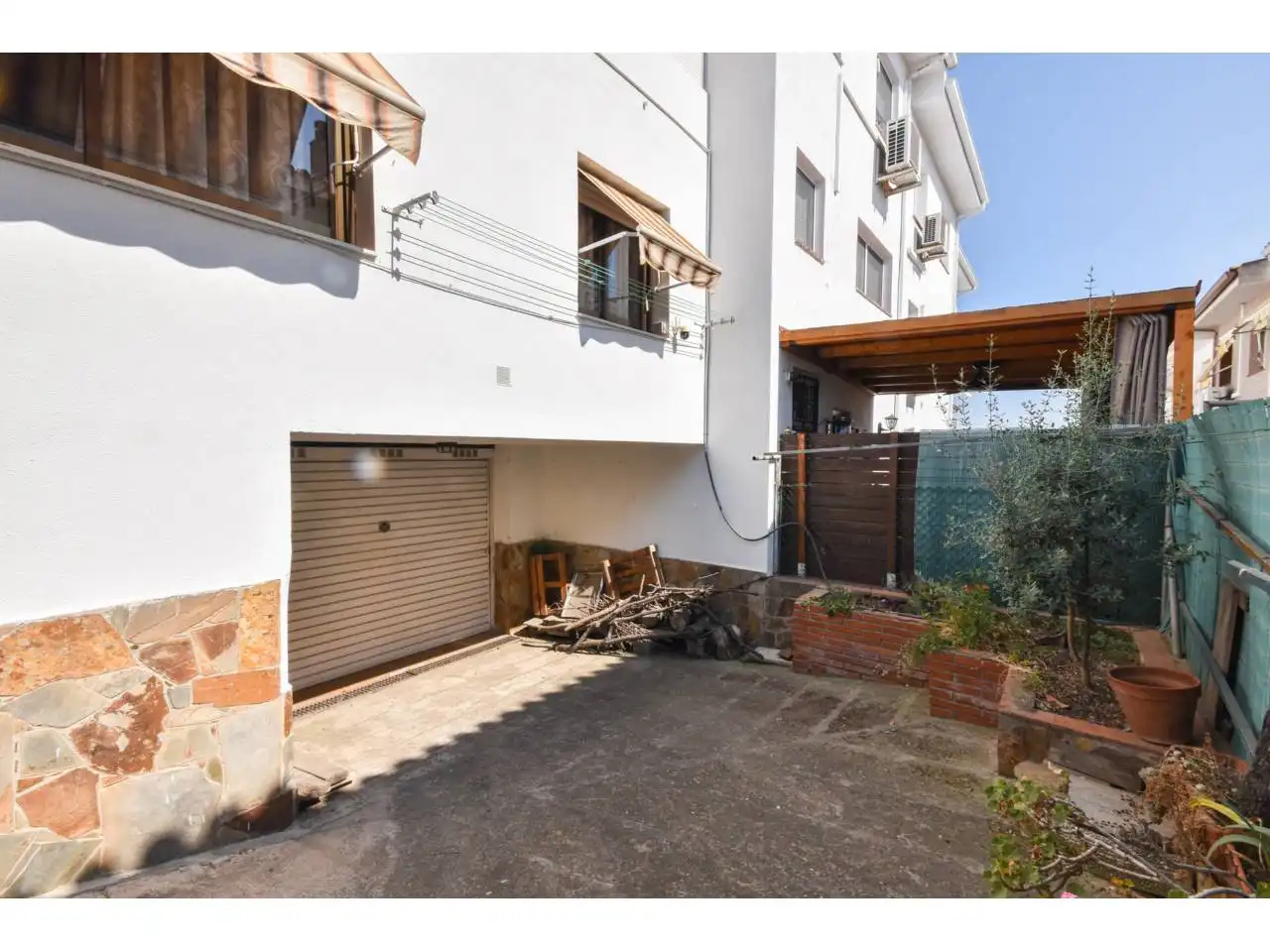 Vista exterior de Casa o chalet en venta en Santa Perpètua de Mogoda con Aire acondicionado, Calefacción y Jardín privado