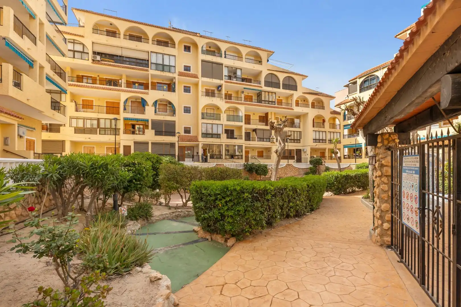 Vista exterior de Planta baixa en venda en Torrevieja amb Aire condicionat, Traster i Piscina