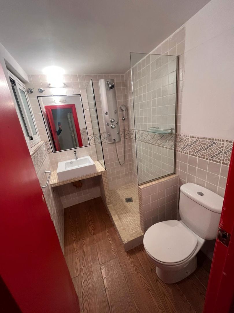 Bathroom of Flat for sale in  Barcelona Capital  with Air Conditioner, Furnished and Internet