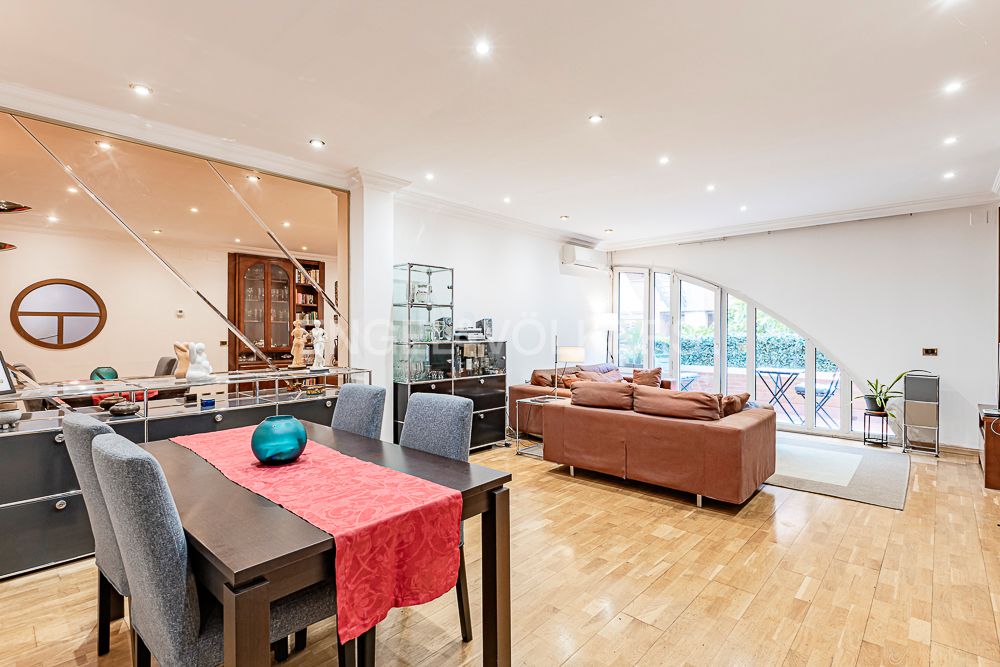 Living room of Apartment for sale in  Barcelona Capital  with Heating, Private garden and Balcony