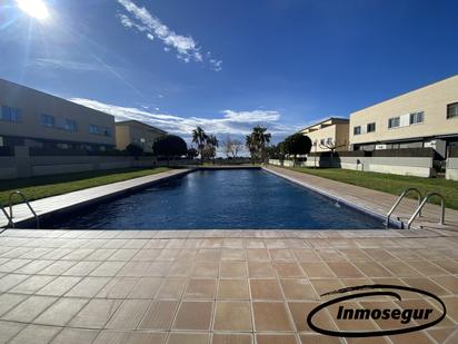 Piscina de Casa adosada en venda en Montbrió del Camp amb Aire condicionat i Terrassa