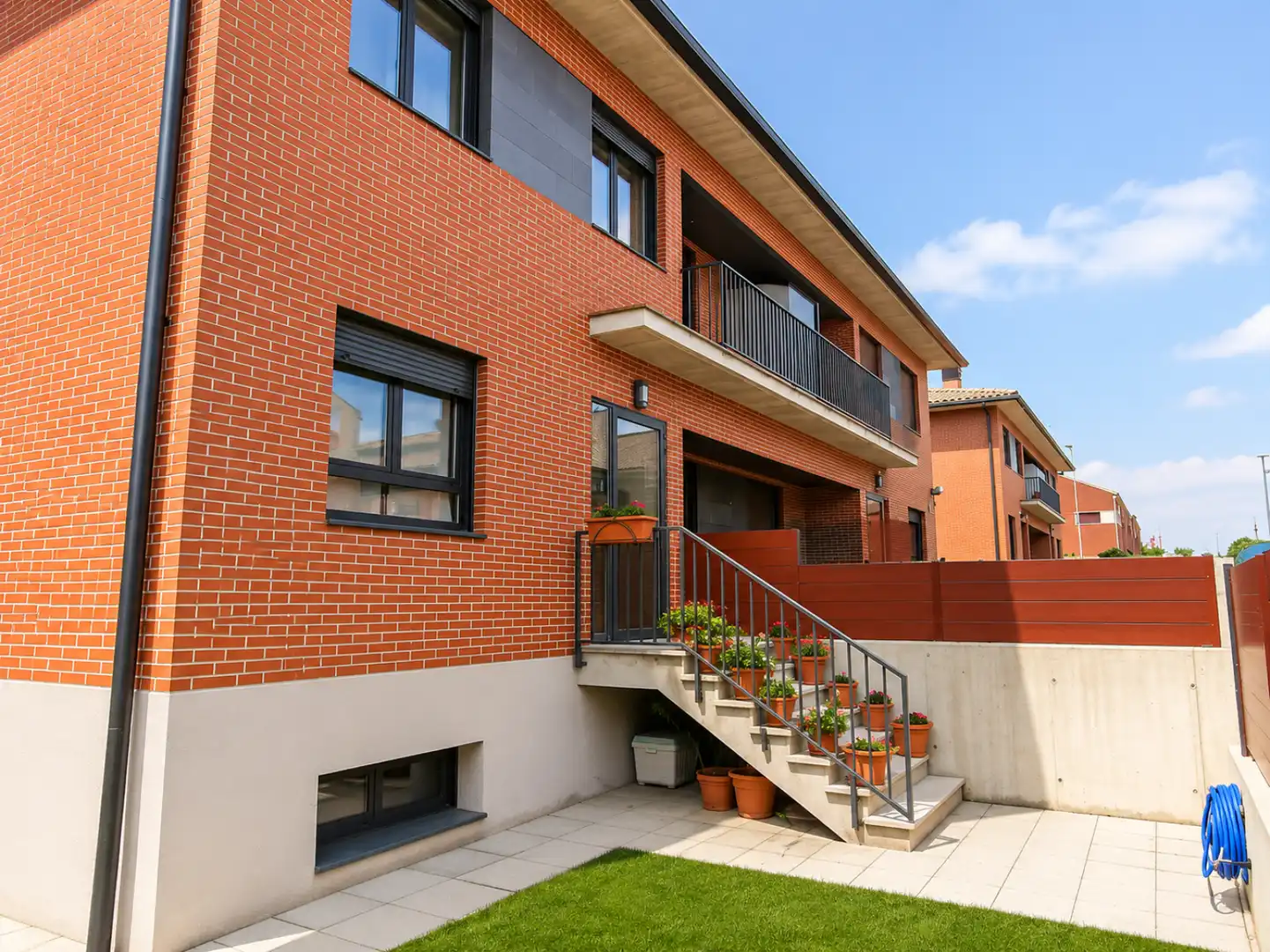 Vista exterior de Casa o xalet de lloguer en Orkoien amb Calefacció, Jardí privat i Terrassa