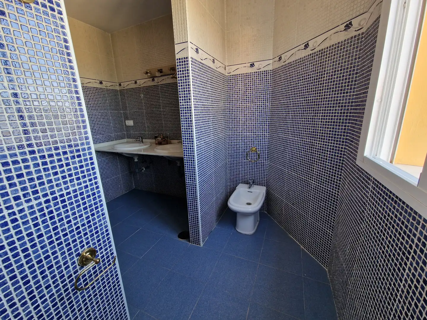 Bany de Casa adosada en venda en Espartinas amb Aire condicionat, Calefacció i Jardí privat
