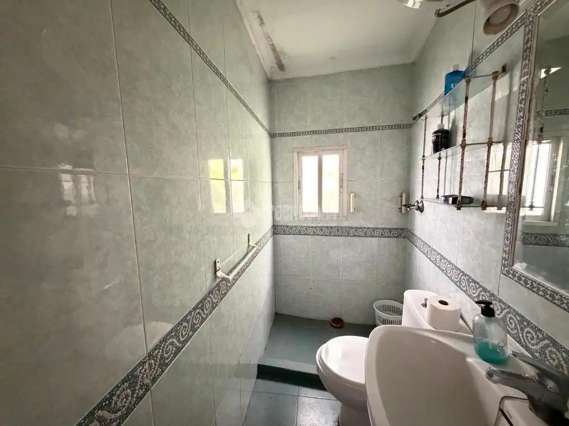 Badezimmer von Einfamilien-Reihenhaus zum Verkauf in Torredonjimeno mit Klimaanlage und Balkon