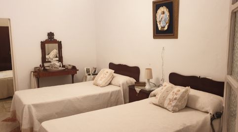 Casa de pueblo tradicional con terraza.