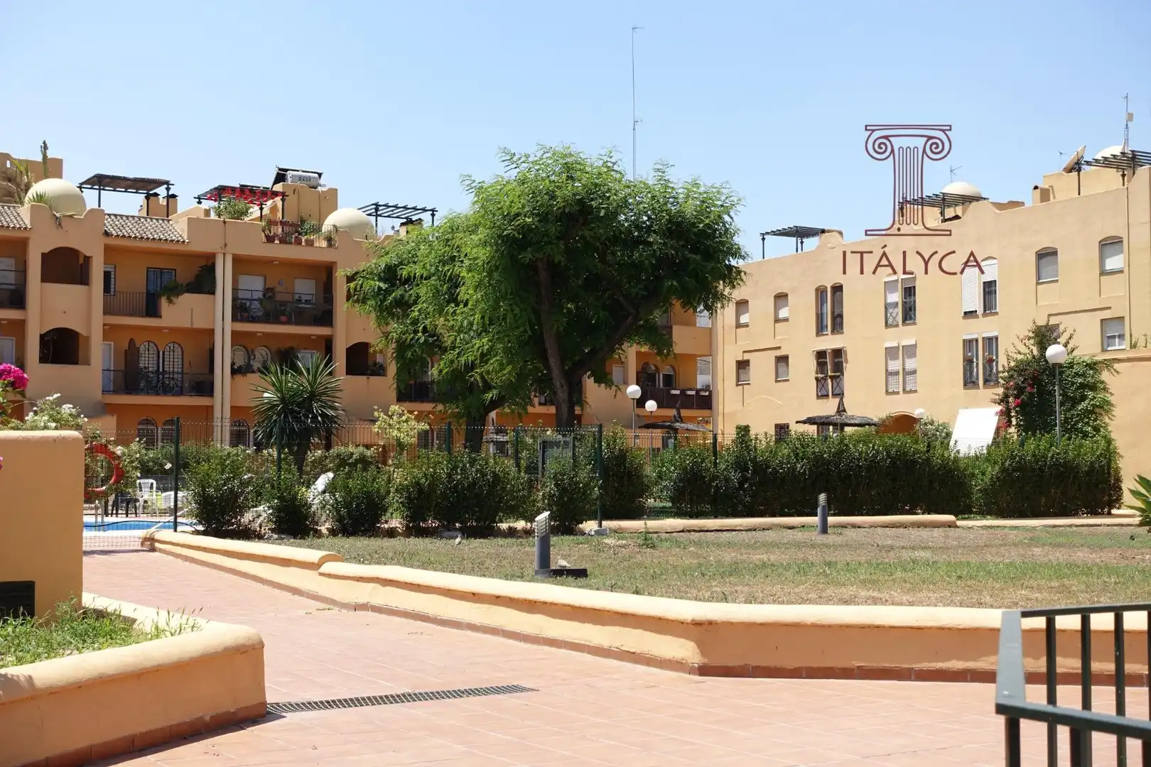 Außenansicht von Einfamilien-Reihenhaus zum Verkauf in San Juan de Aznalfarache mit Klimaanlage, Heizung und Privatgarten