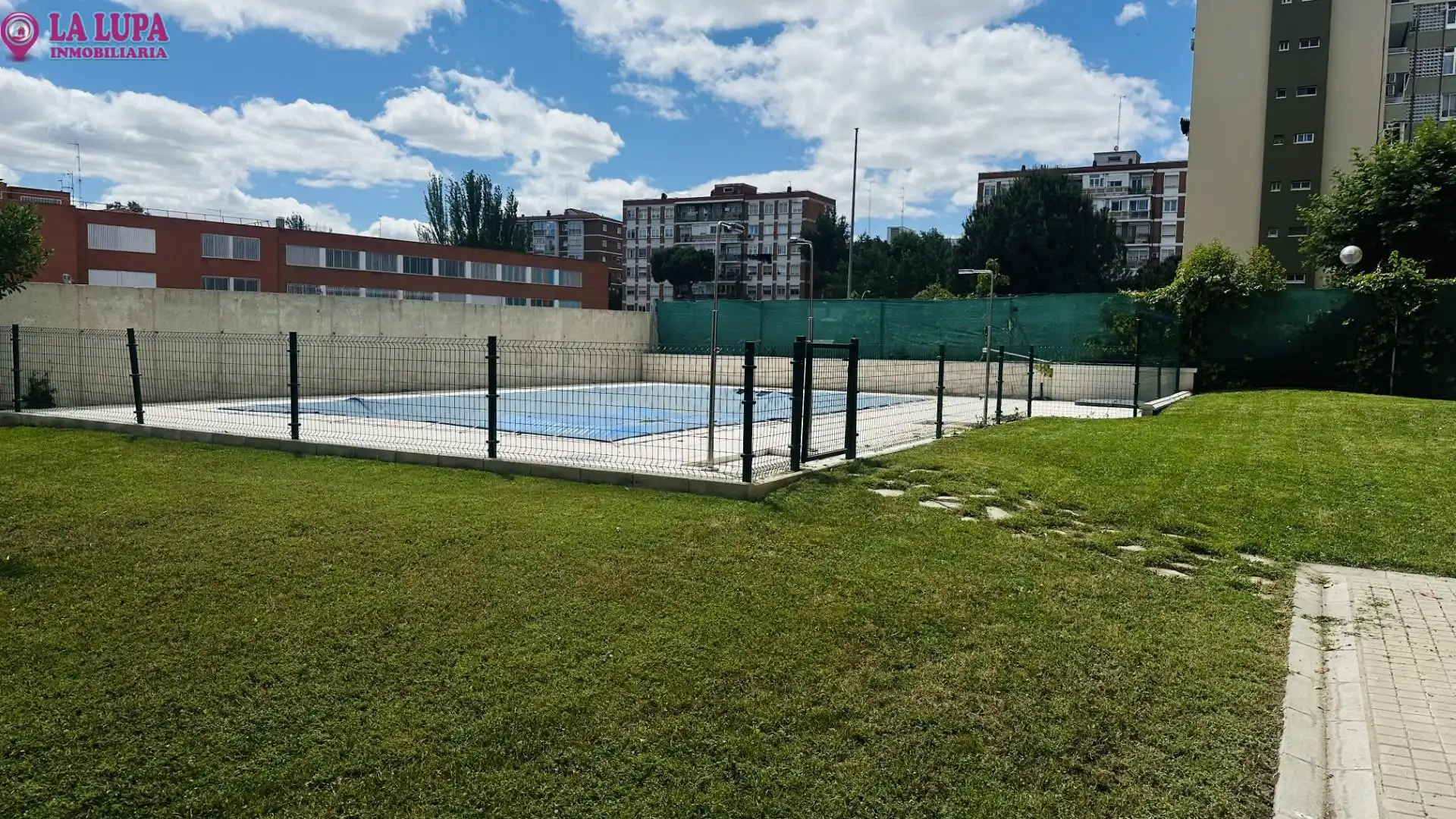 Swimming pool of Flat for sale in Madrid  with Air Conditioner, Heating and Private garden