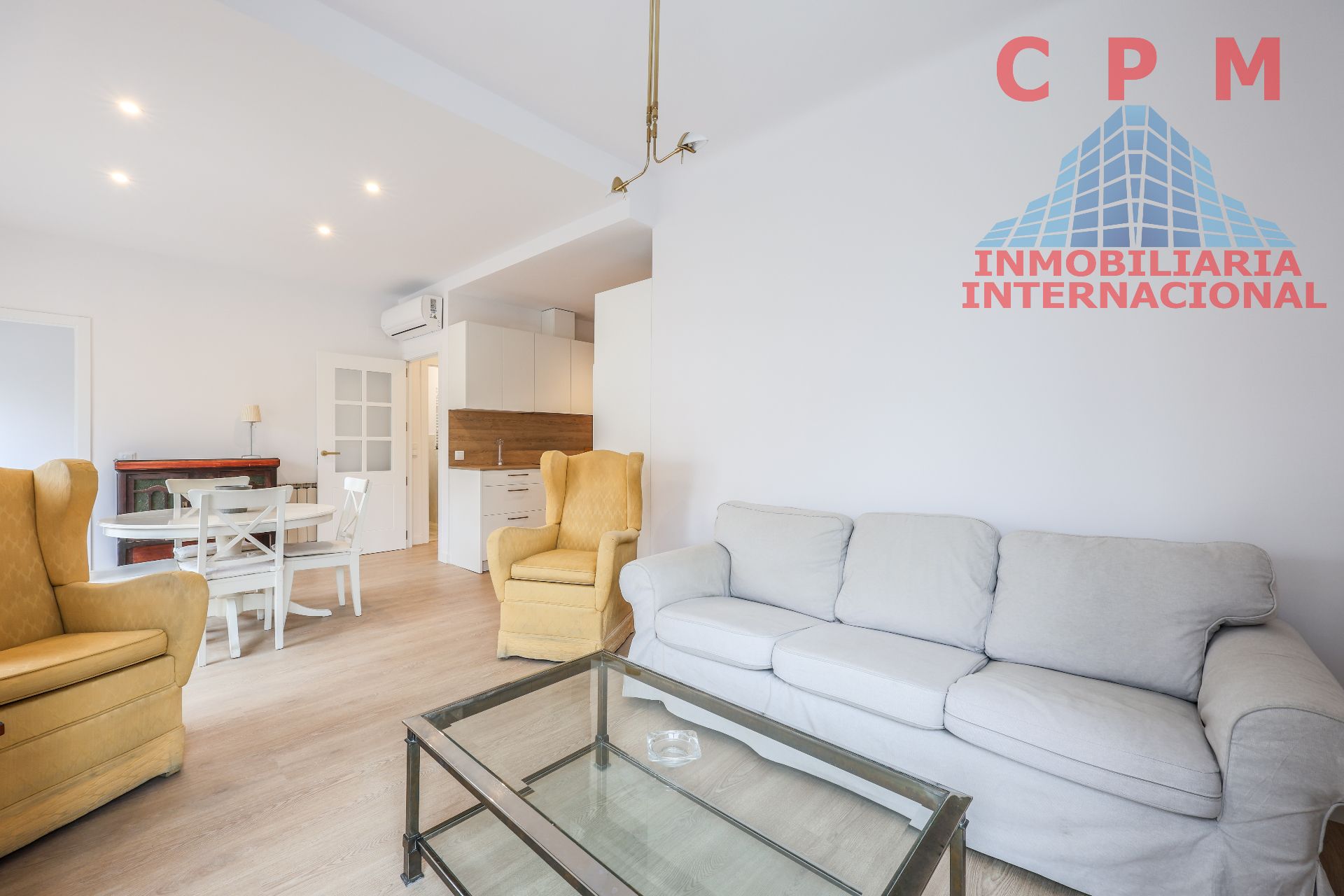 Living room of Flat to rent in  Madrid Capital  with Air Conditioner, Heating and Parquet flooring