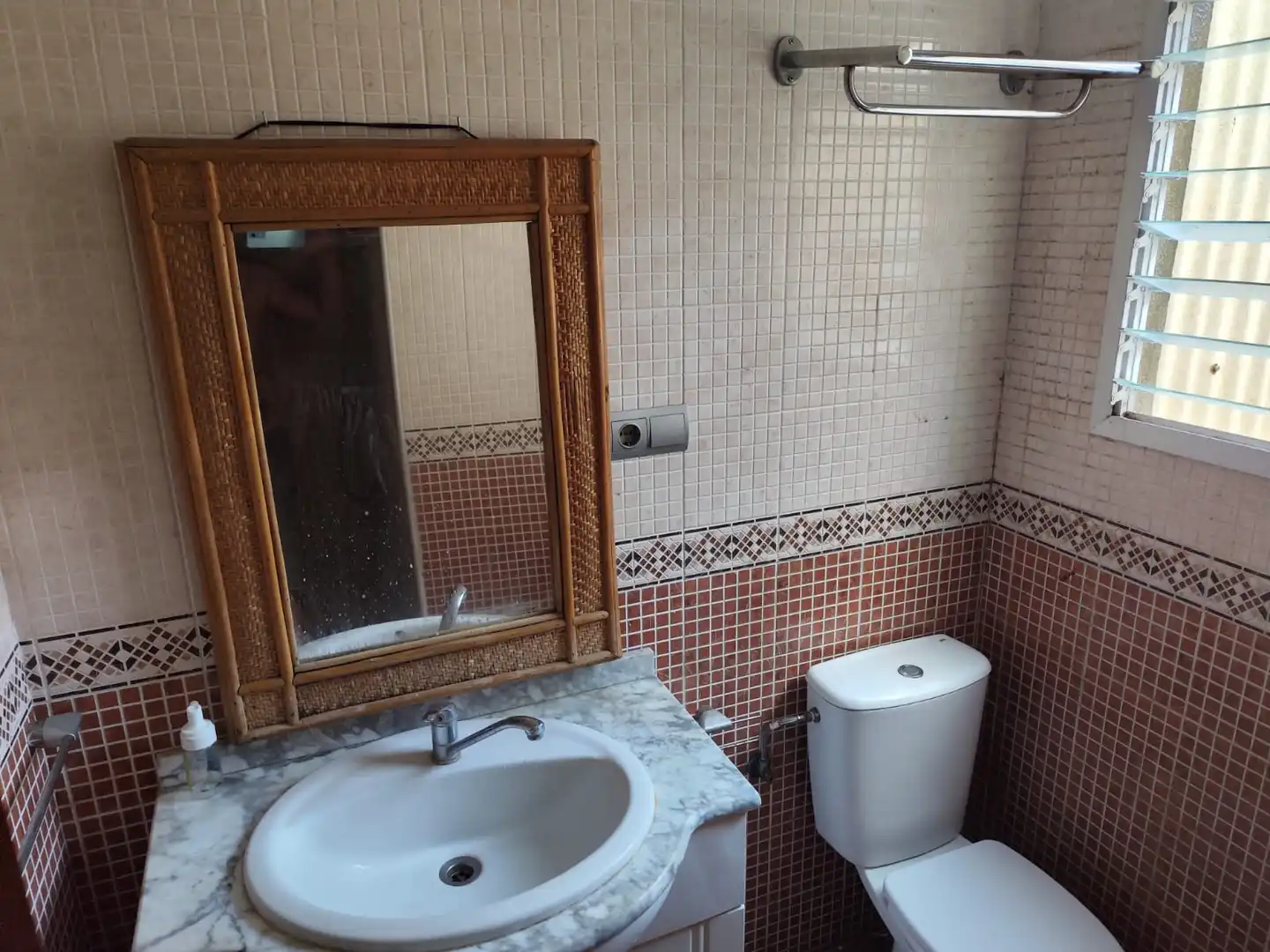 Badezimmer von Wohnung zum Verkauf in Alzira mit Ofen, Waschmaschine und Mikrowelle