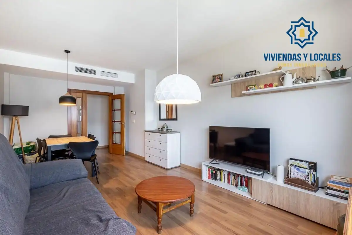 Sala d'estar de Pis en venda en Granada amb Piscina comunitària
