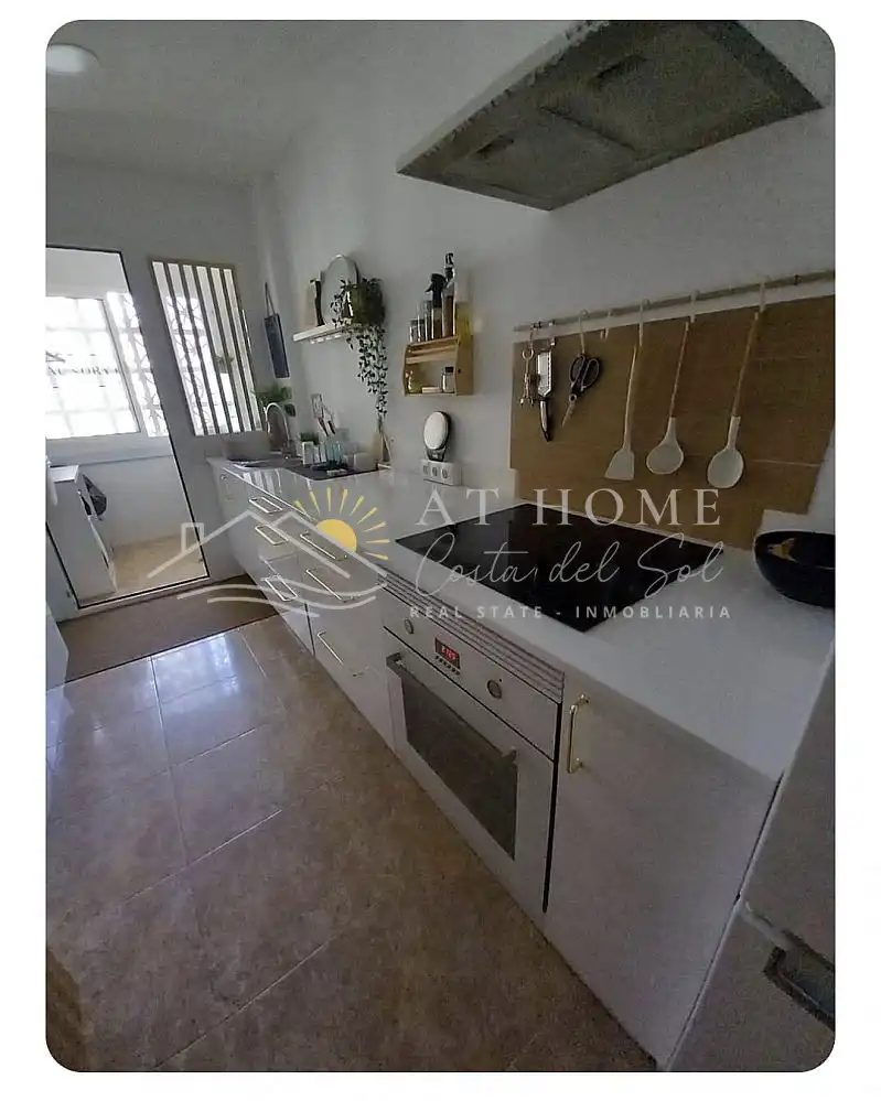 Cocina de Apartamento de alquiler en Benalmádena con Terraza y Piscina