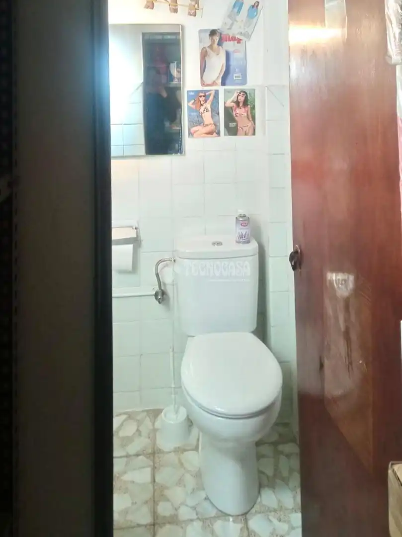 Bany de Local en venda en Madrid