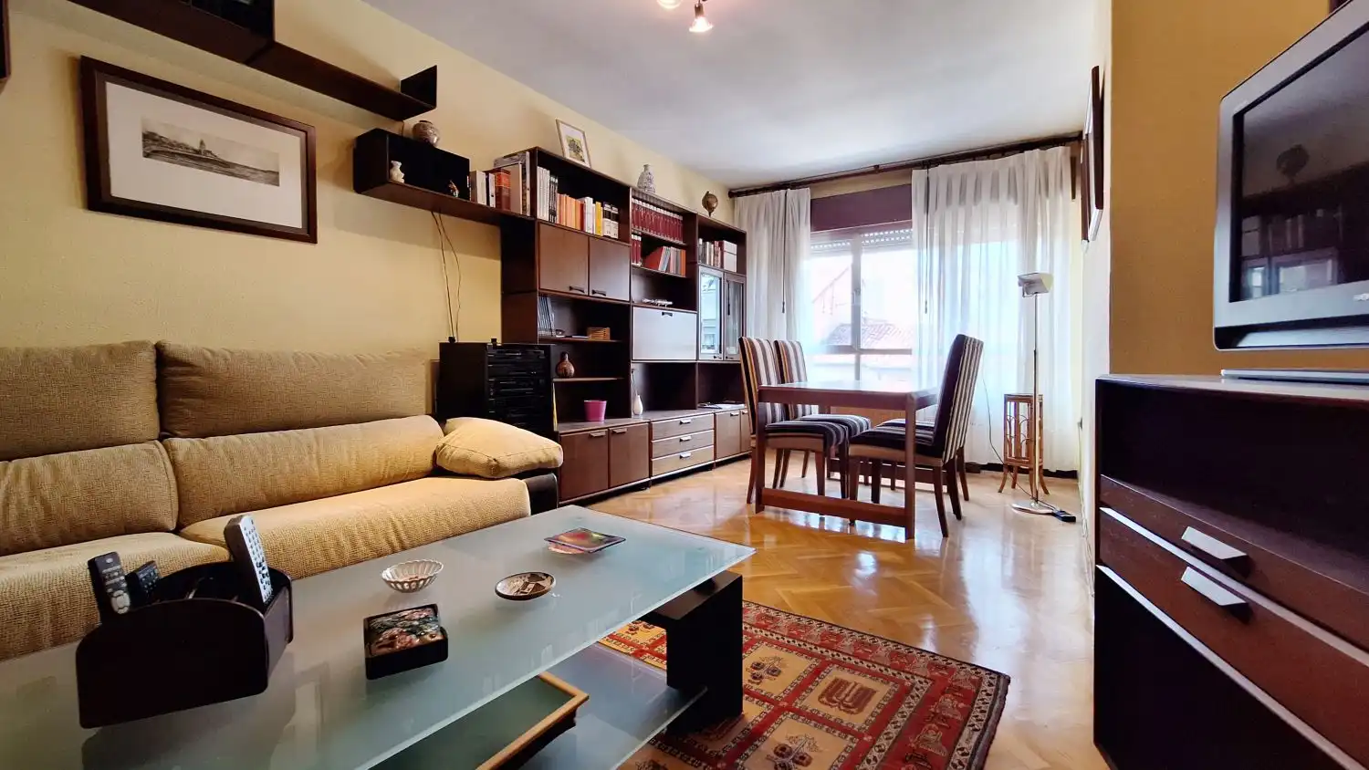 Sala de estar de Piso de alquiler en Oviedo  con Calefacción, Parquet y Amueblado