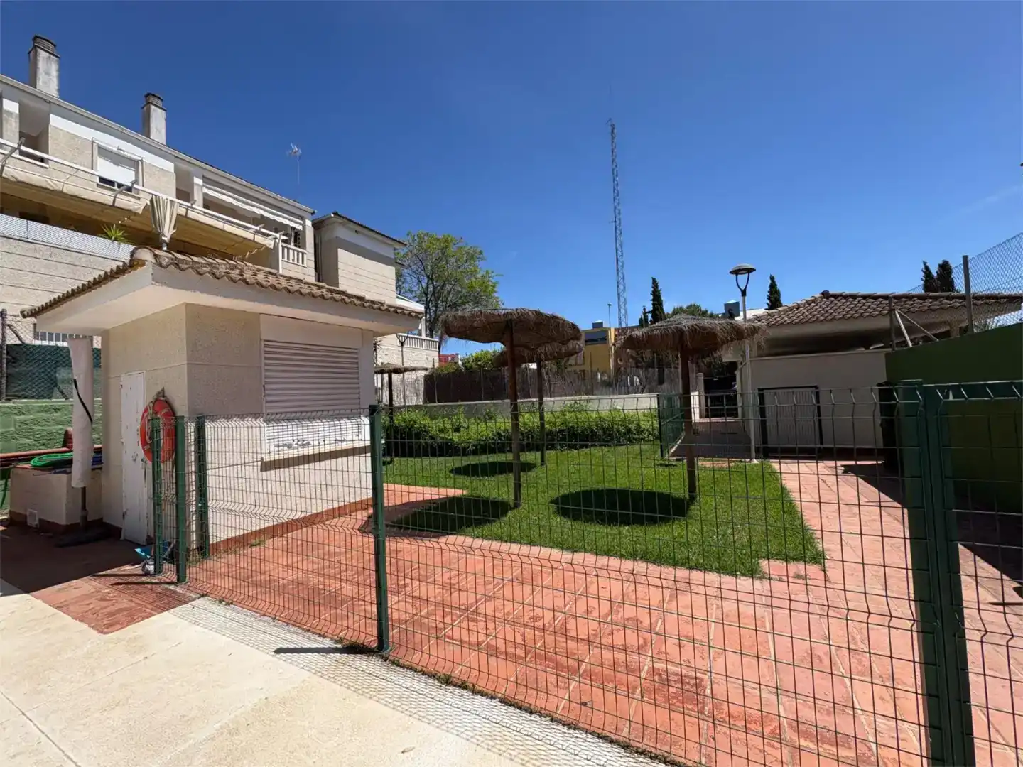 Vista exterior de Piso de alquiler en Tomares con Aire acondicionado, Piscina y Balcón