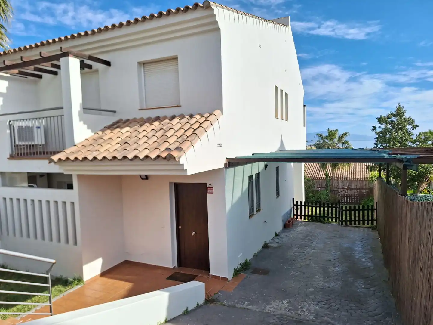 Außenansicht von Einfamilien-Reihenhaus zum Verkauf in Manilva mit Klimaanlage, Heizung und Privatgarten